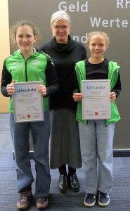 Lumi Schreiber, Frauke Schulte-Loh (Volksbank), Jule Becker